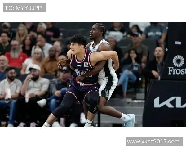 足球明星穿紧身裤展现完美身材引发球迷热议与时尚潮流交融的精彩瞬间