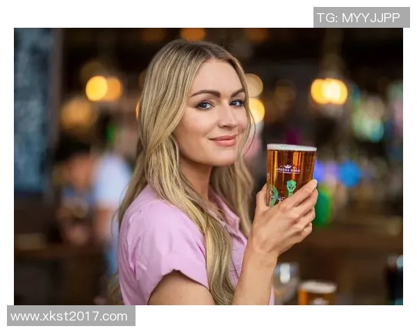 足球明星与女球迷共度激情时刻的精彩瞬间图片欣赏